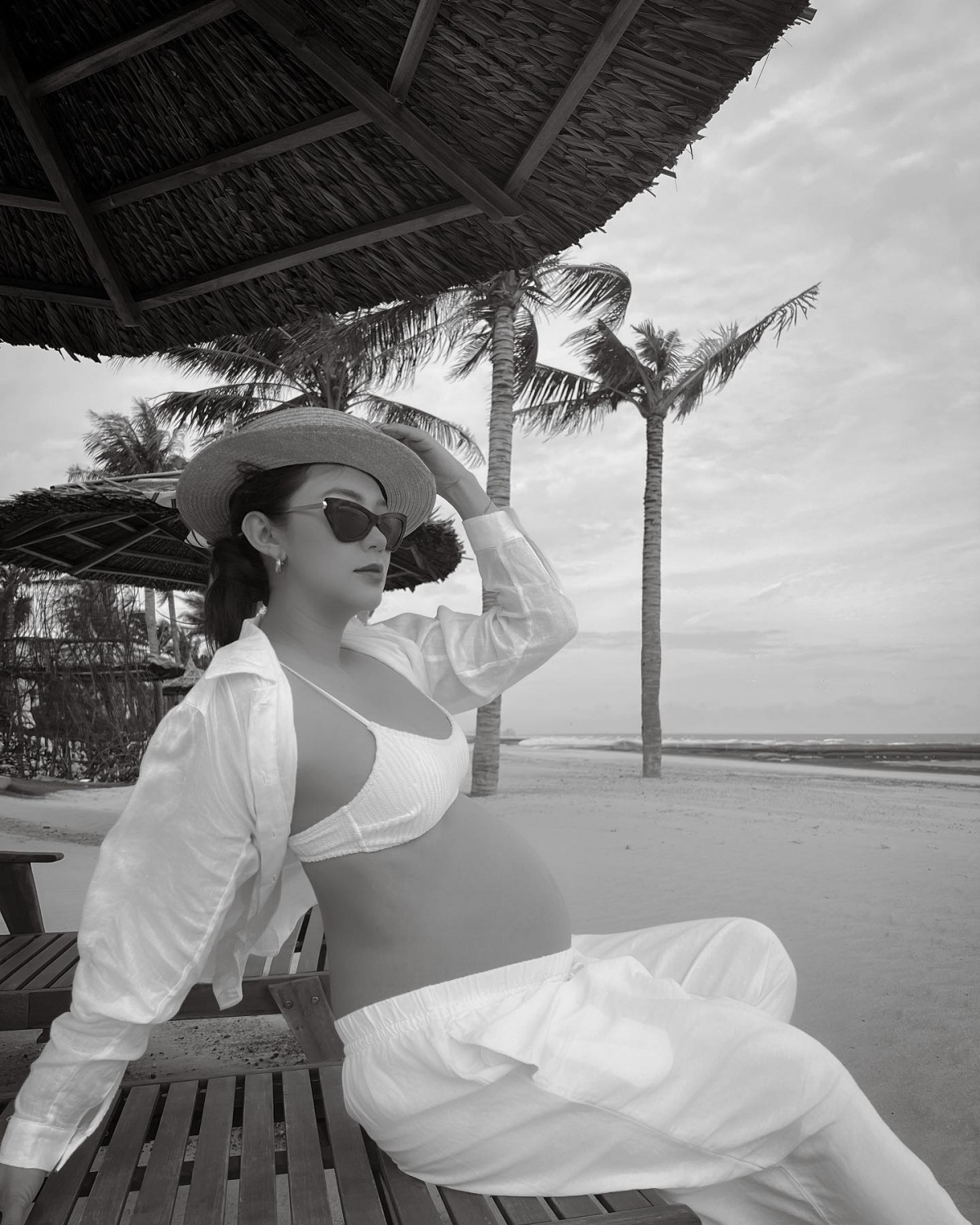 Kể từ khi mang thai con đầu lòng nhờ phương pháp thụ tinh trong ống nghiệm, diễn viên Ngôi Nhà Hạnh Phúc cho biết, cô đã ngưng hầu hết công việc, tập trung nghỉ ngơi, ăn uống giữ sức khỏe. Thỉnh thoảng người đẹp tham dự các sự kiện tại TP.HCM. Để tinh thần thoải mái, vui vẻ, cô thường xuyên đi du lịch cùng gia đình.