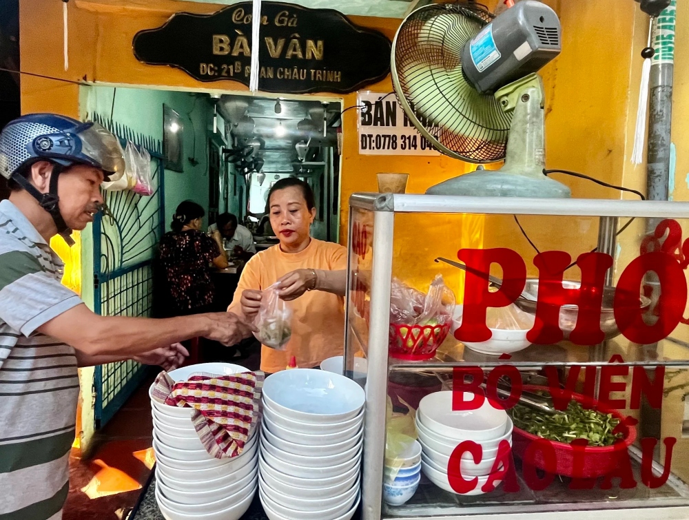 "Sẽ là thiếu sót lớn nếu rời Việt Nam mà không thưởng thức một tô phở thịnh soạn", Kylie Knott viết trên tờ SCMP. Tại Hội An, nữ du khách này chọn một quán ăn trên đường Phan Chu Trinh, nơi được nhiều người dân địa phương lựa chọn. Ảnh: Kylie Knott/SCMP