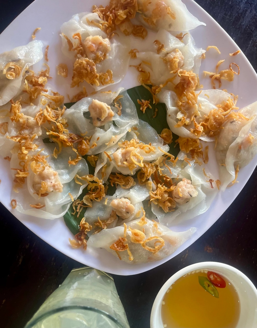 Bánh bao - bánh vạc hay còn gọi là bánh hoa hồng trắng vì khi trình bày, đĩa bánh được bày trí như một bông hoa hồng. Bánh có nhân thịt hoặc tôm, được phủ thêm hành khô và ăn kèm nước mắm. Trải nghiệm càng thú vị hơn nếu du khách vừa dùng bánh vừa ngắm nhìn những bàn tay thoăn thoắt của người thợ bánh tại nhà hàng. Một quán ăn trên đường Hai Bà Trưng (Hội An) có thể bán ra 5.000 chiếc bánh mỗi ngày. Ảnh: Kylie Knott/SCMP