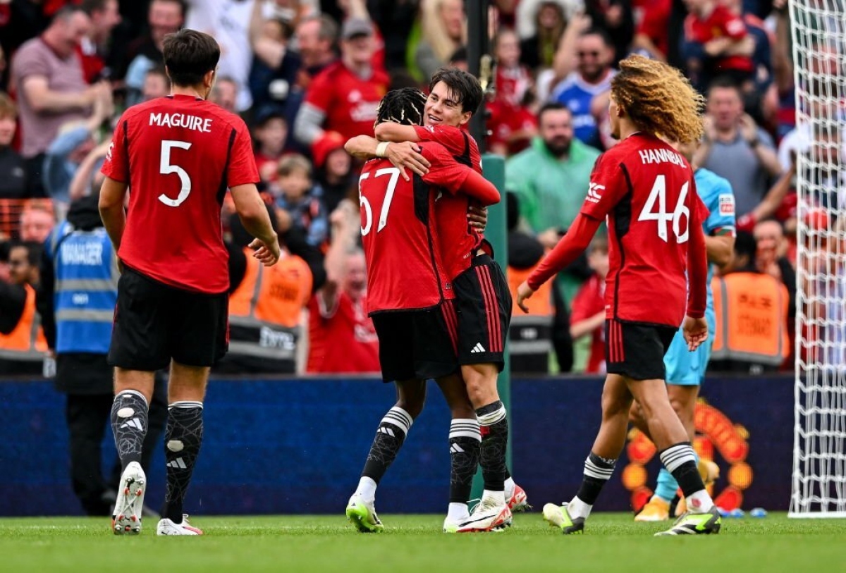 Harry Maguire kiến tạo cho Facundo Pellistri gỡ hoà 1-1. (Ảnh: Getty)