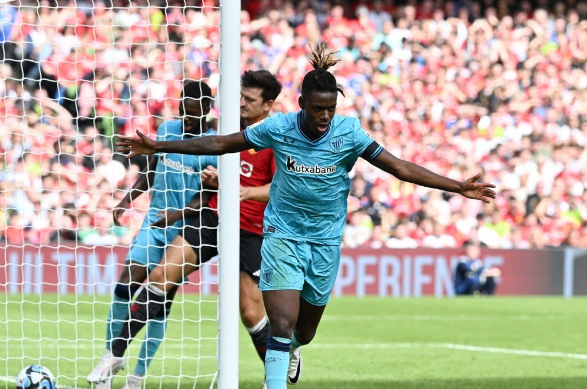 Nico Williams mở tỷ số cho Athletic Bilbao sau sai lầm của Harry Maguire. (Ảnh: Getty)