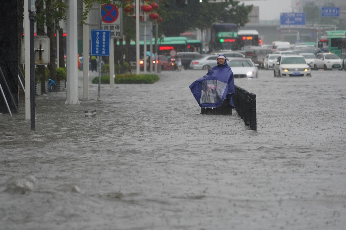 Mưa lớn ở Trung Quốc. Ảnh: Reuters