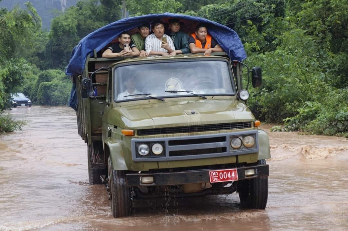 Người dân được sơ tán bằng xe chuyên dụng đến khu vực an toàn để tránh lũ  (Ảnh: Đài phát thanh quốc gia Lào)