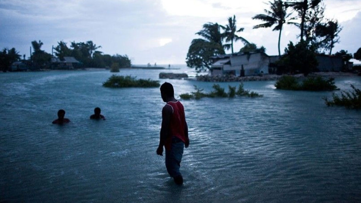 Mực nước biển dâng kéo theo triều cường buộc nhiều ngôi làng ven biển Fiji phải di tản. Nguồn: RNZ