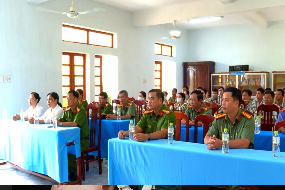 Nghe công bố quyết định giảm thời hạn chấp hành án phạt tù.