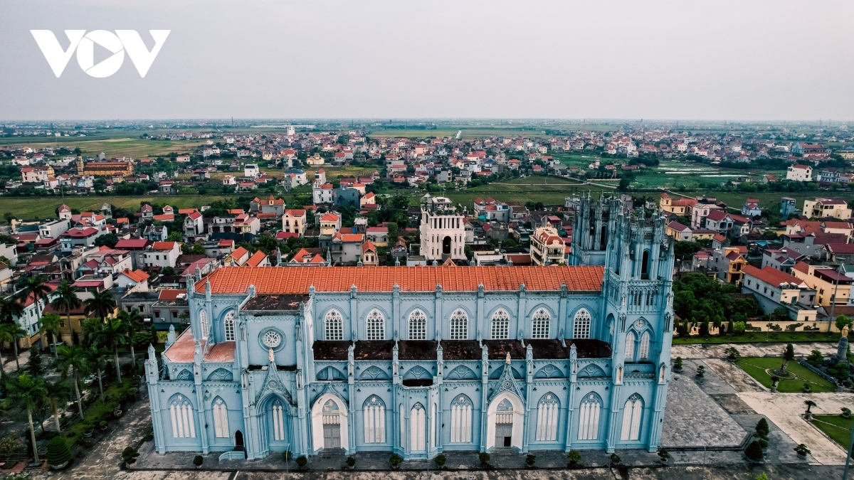 Phu Nhai Basilica is a Roman Catholic church that belongs to Bui Chu Diocese. The original church has a Spanish Gothic architectural style which was later rebuilt in the French Gothic style.