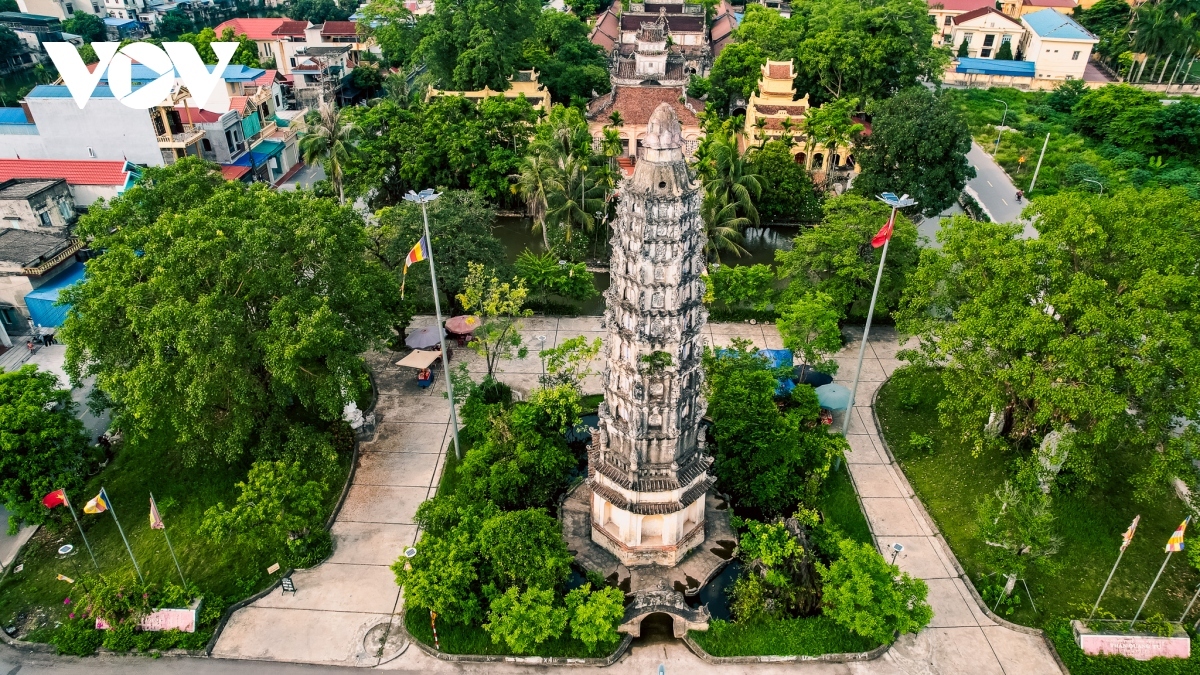 Located in the middle of a low-lying rice field, Pho Minh Tower is built in a square shape which features 14 floors.