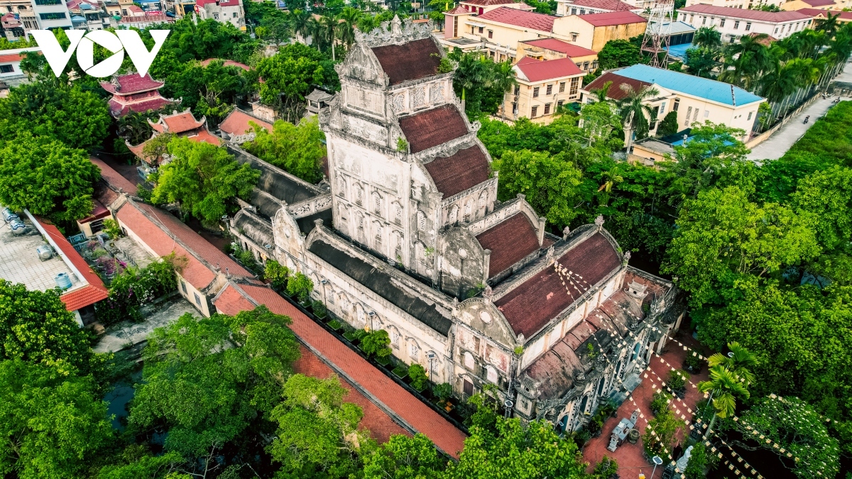 Co Le Pagoda in Co Le town of Truc Ninh district is built on a square land, nearly 10 acres in the north. The landscape is charming and is surrounded by small rivers and lakes.
