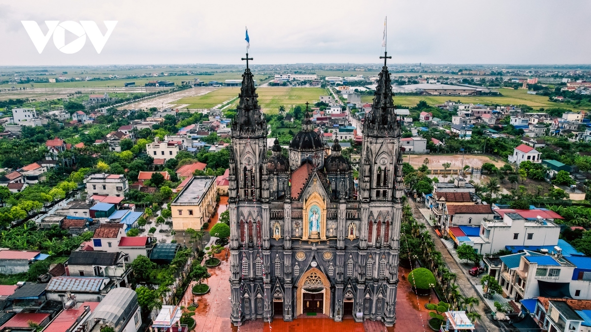 Hung Nghia Church can be found in Hai Hung commune of Hai Hau district and is structured like a magnificent castle.