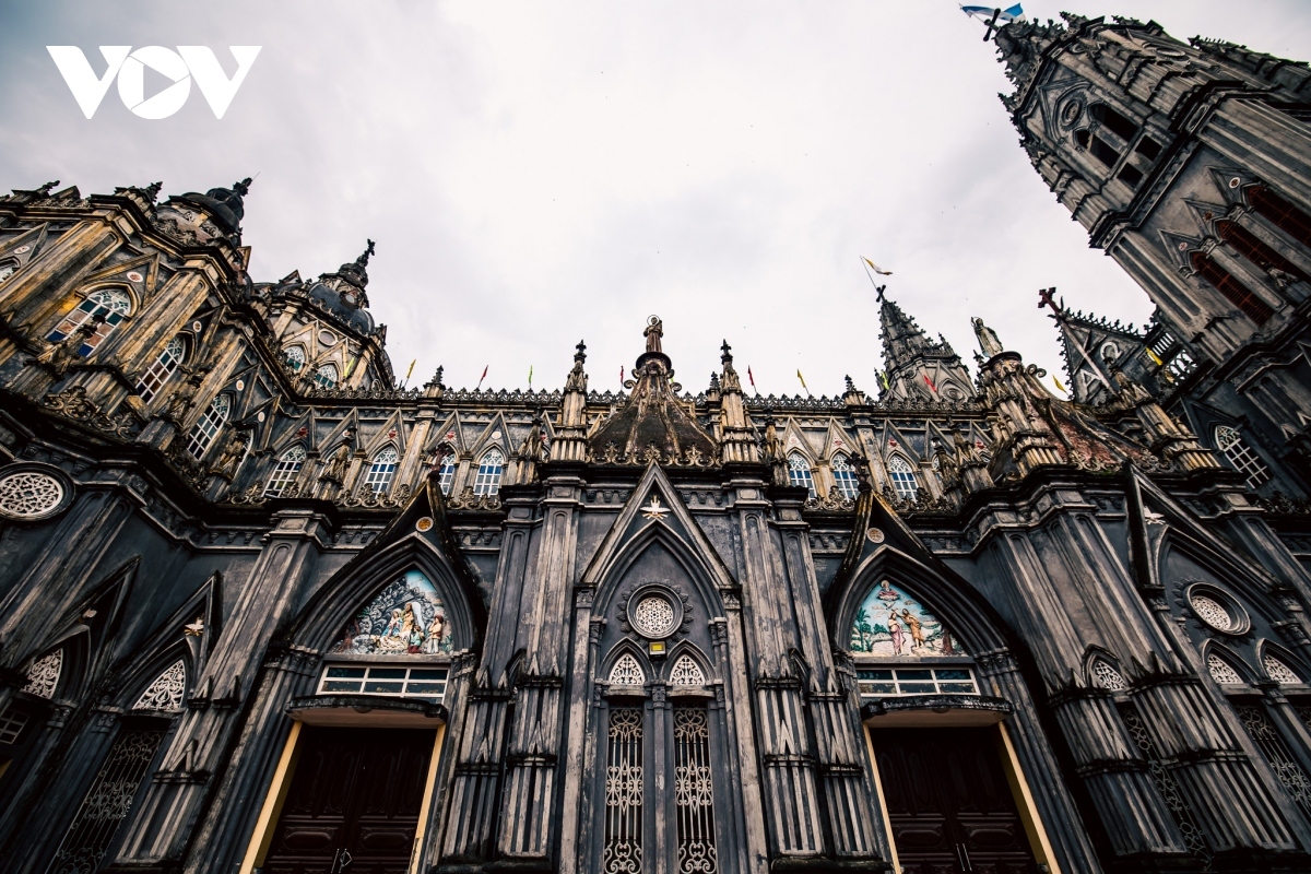 With sophisticated details, Hung Nghia Church appears like it is from a fairy tale.
