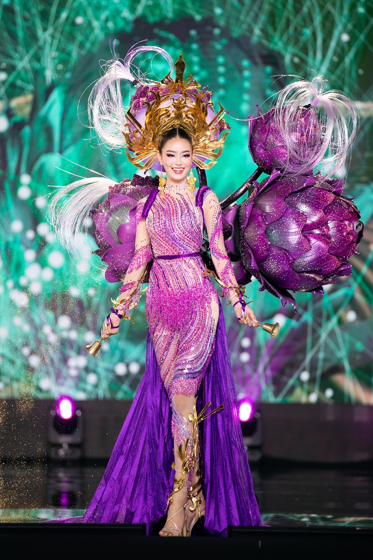 Each design features the traditional culture and daily lives of Vietnamese people.