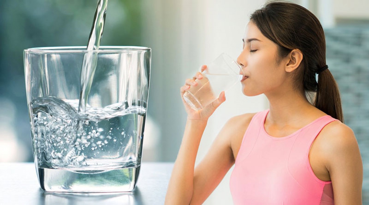 Buổi sáng ngủ dậy nên đánh răng hay uống nước trước? Hãy coi uống nước là việc cần làm đầu tiên