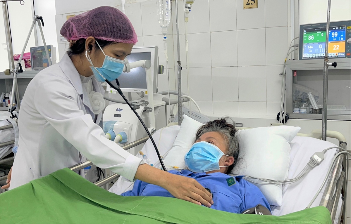 Ngày 17/8/2023, bệnh tỉnh sinh tồn ổn định, không sốt, trả lời các câu hỏi chính xác