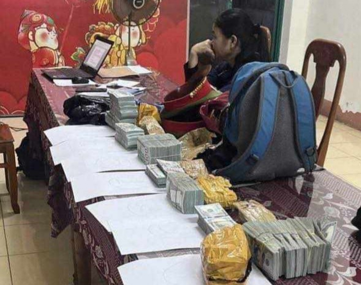 Đối tượng và tang vật vụ việc. (Ảnh do Cảnh sát Giao thông cung cấp)
