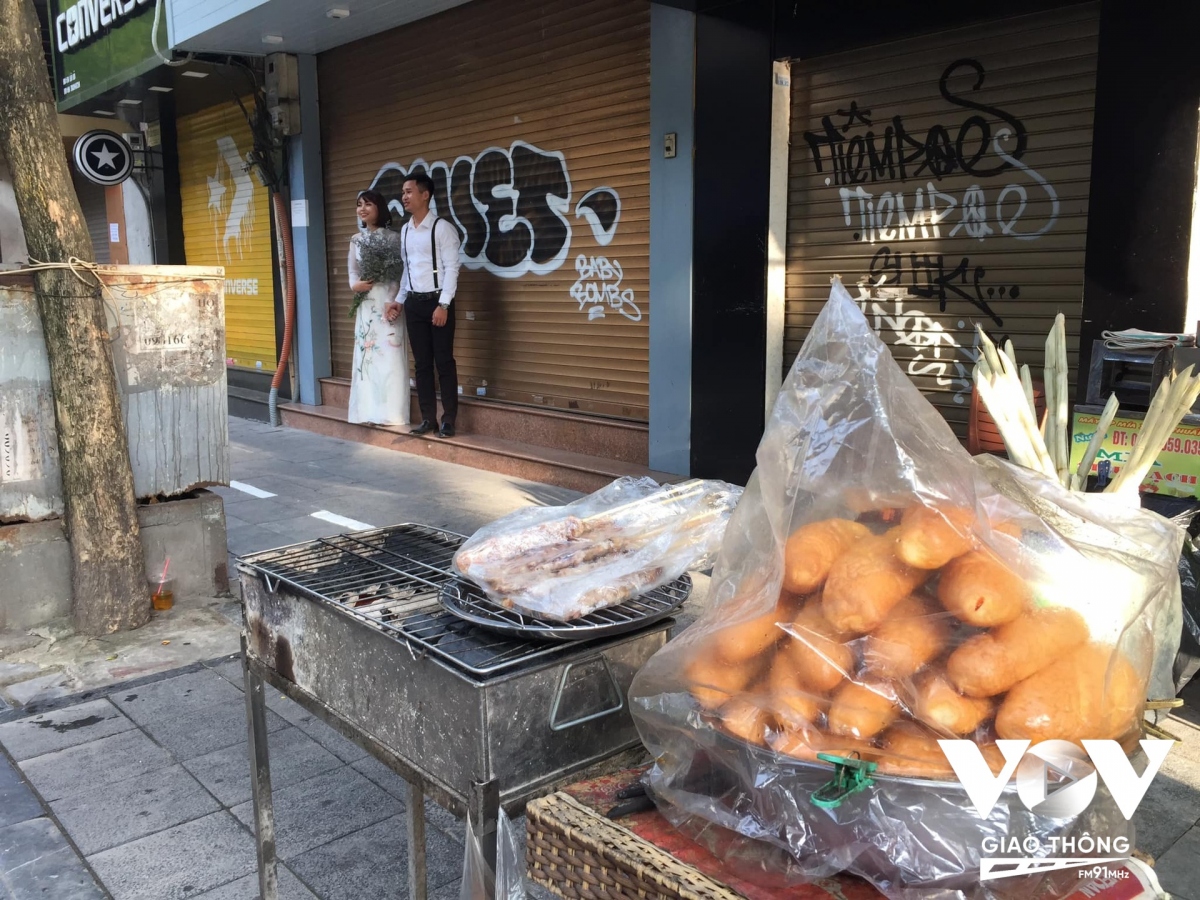 Đôi bạn trẻ chụp ảnh cưới trên vỉa hè phố cổ, có lẽ những khung cảnh vỉa hè bình dị như vậy khó nơi nào có được...