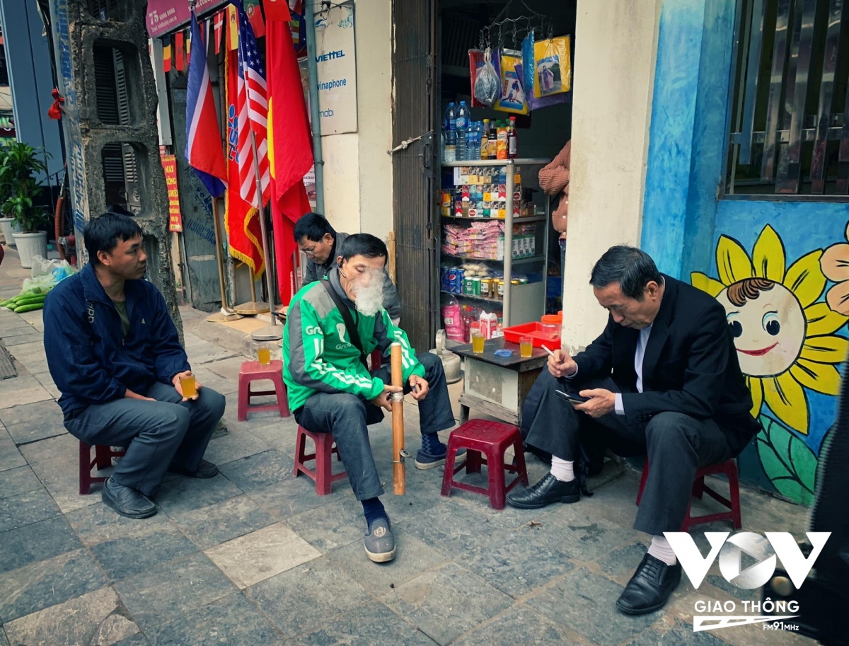 Ai cũng thích ngồi ở vỉa hè...