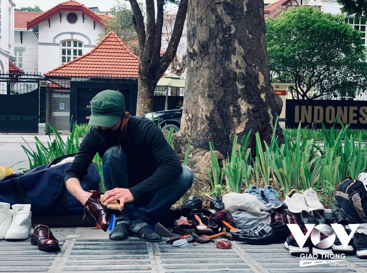 Góc mưu sinh cho anh đánh giày dạo