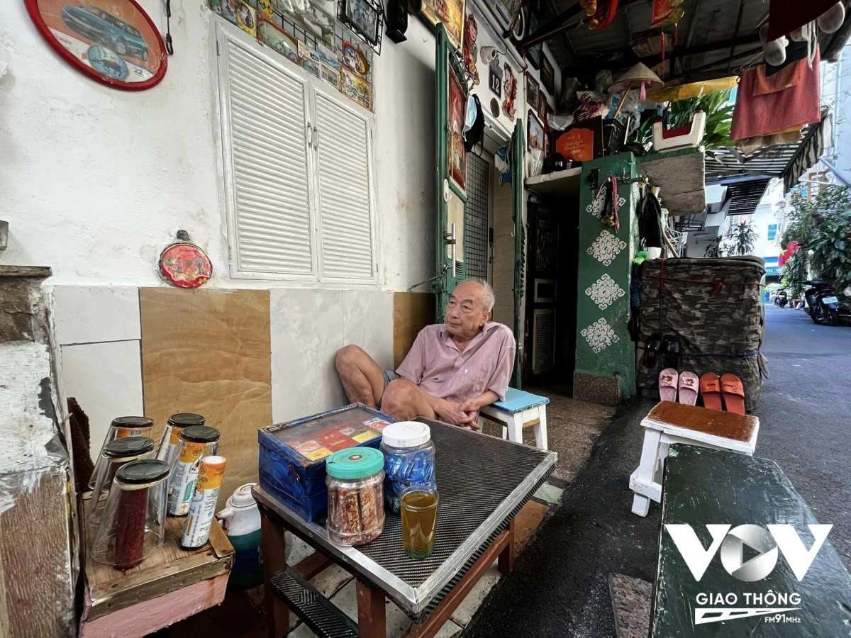 Quán nước trên vỉa hè trước cửa nhà, vừa để mưu sinh, vừa tránh sự ngột ngạt trong nhà, là nơi giao lưu với hàng xóm láng giềng, khách qua đường