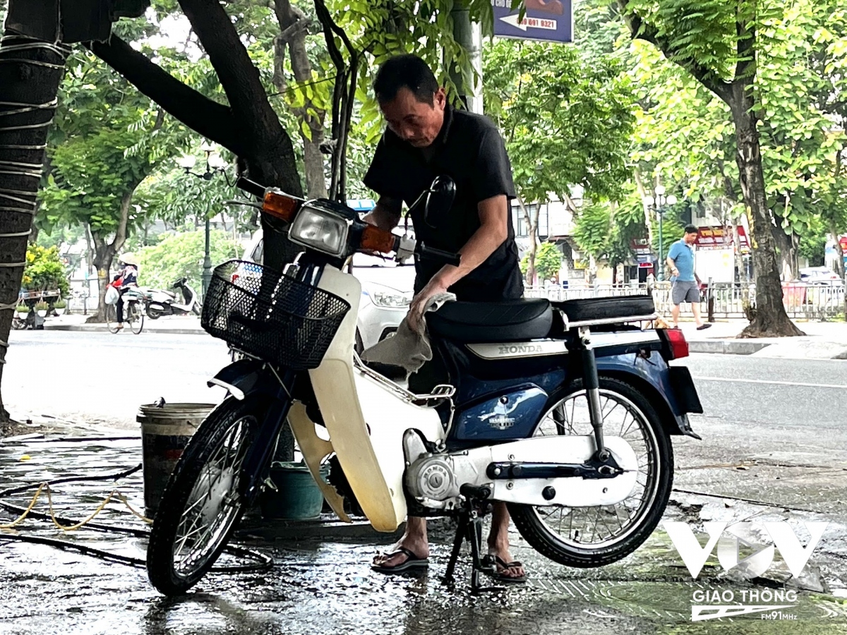 Có lẽ, ngoài việc mưu sinh ra - tất nhiên, ở nơi tấc đất, tấc vàng, nửa mét vuông vỉa hè thôi, cũng đủ nuôi sống cả một gia đình với nhiều thế hệ với 1 quán nước chè...