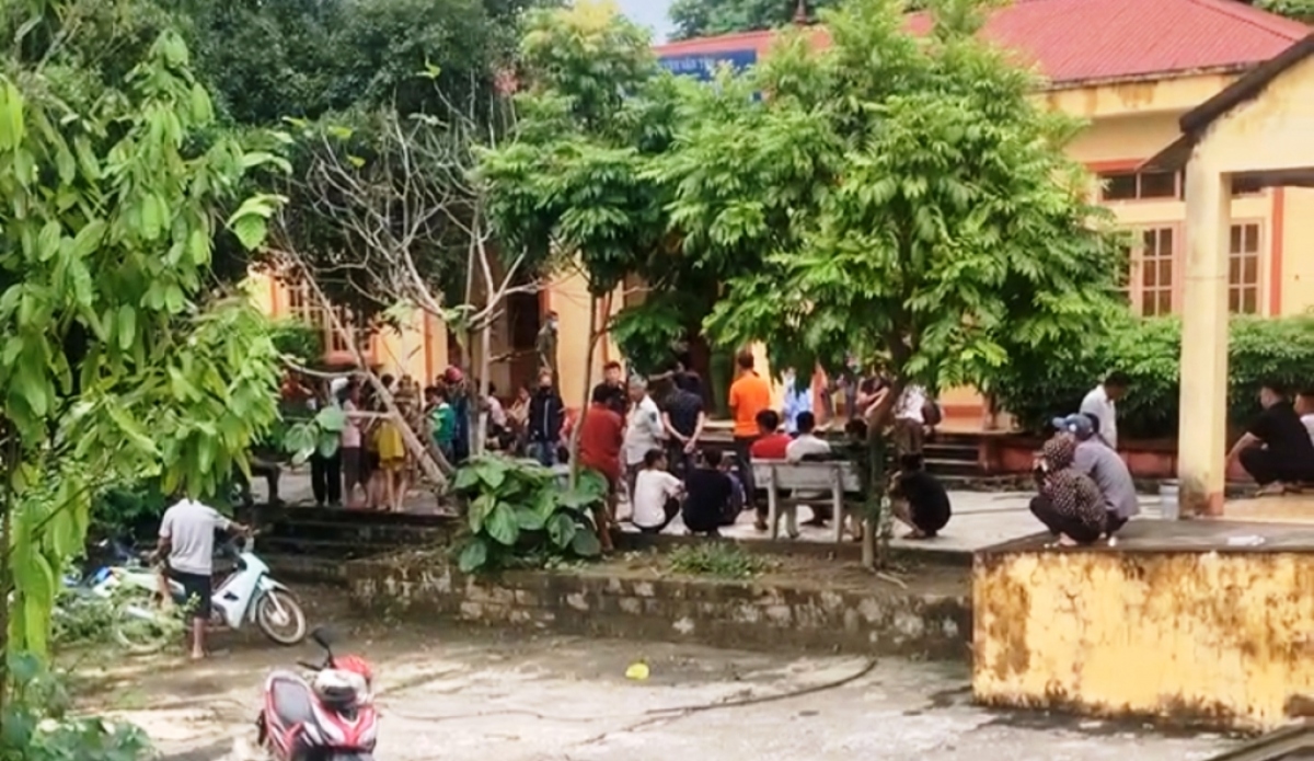 Người dân địa phương tập trung ở khu vực Trạm Y tế để theo dõi diễn biến vụ việc.