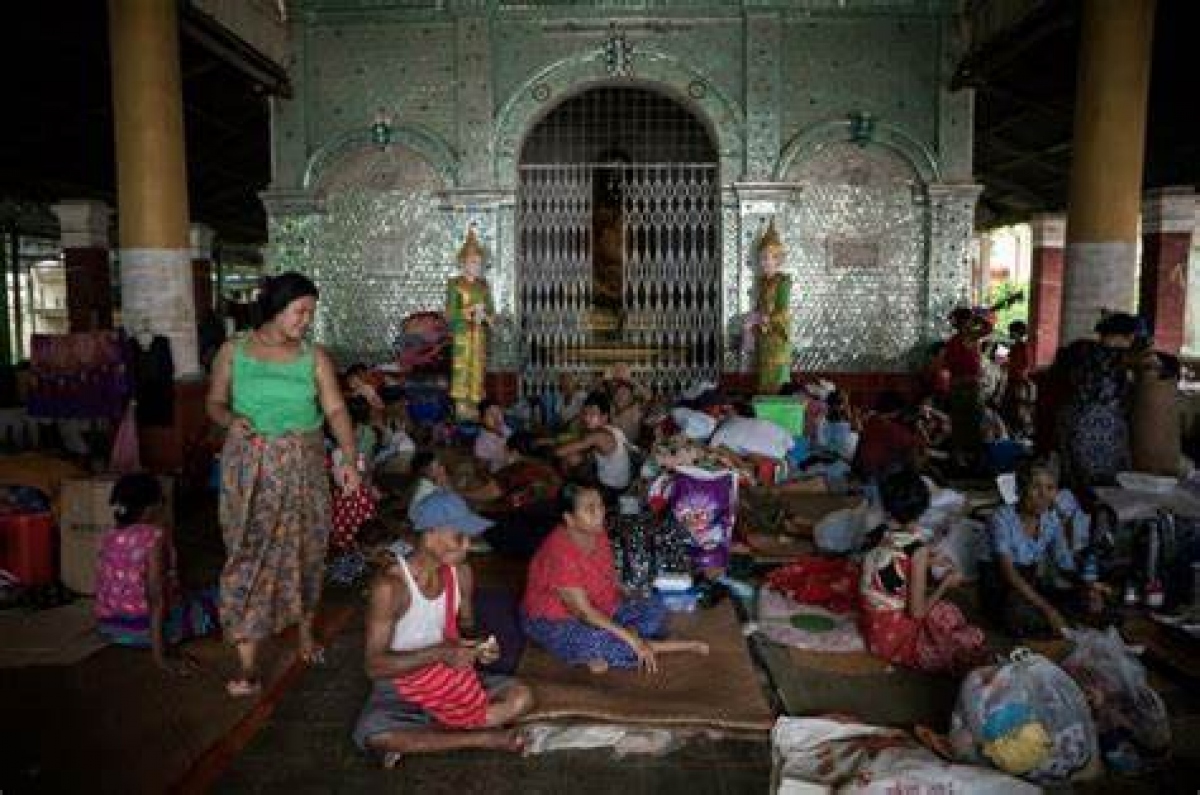Người dân Myanmar được sơ tán lên các khu vực cao hơn để tránh lũ. Ảnh: Sai Aung Main