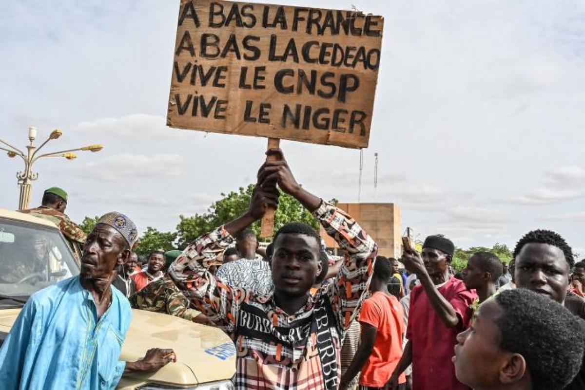 Người dân Niger ủng hộ lực lượng đảo chính tại Niamey ngày 6/8/2023. Ảnh: Lemonde