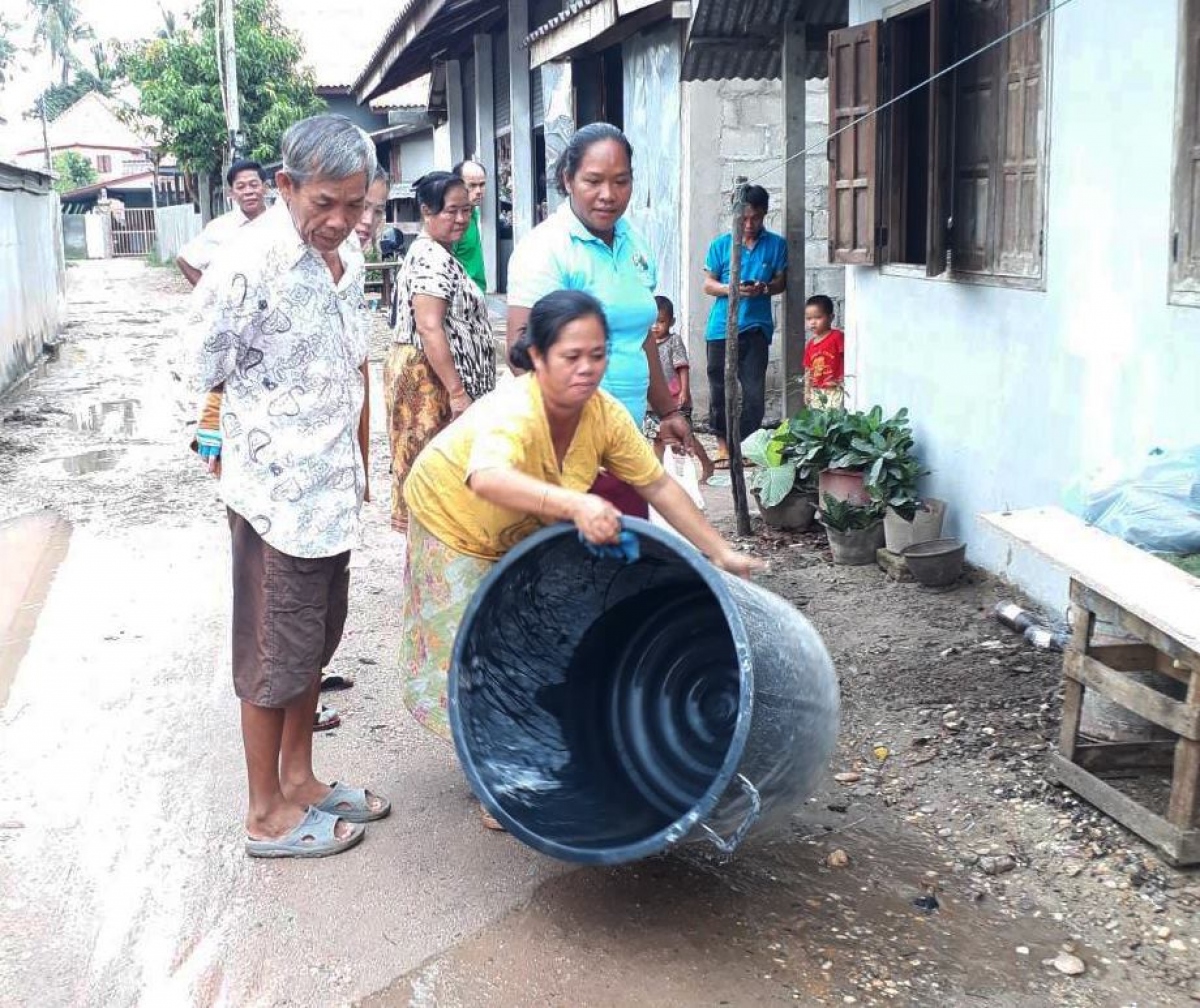 Người dân triển khai các biện pháp phòng chống dịch sốt xuất huyết quanh khu vực sinh sống. Nguồn: Internet