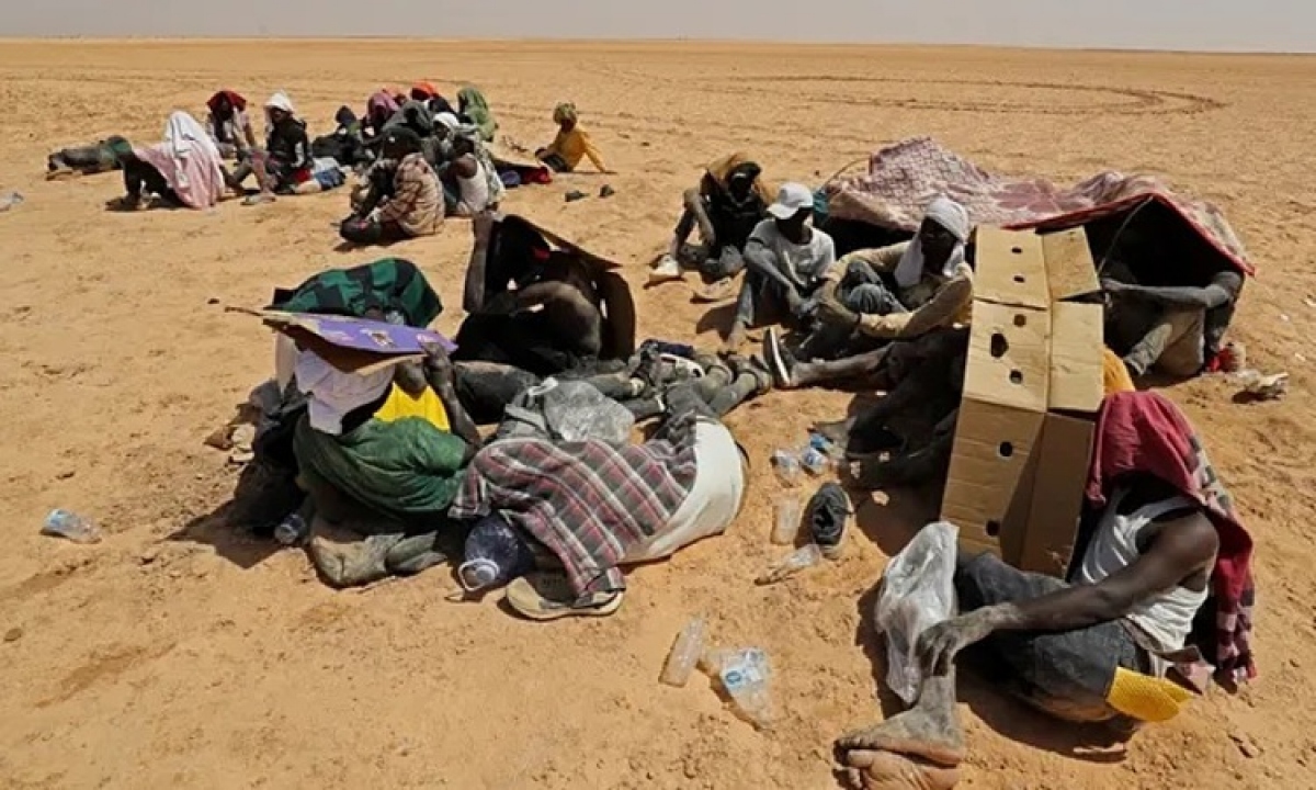 Người di cư tại thị trấn Al-Assah, gần biên giới Tunisia - Libya ngày 16/7. Ảnh: AFP