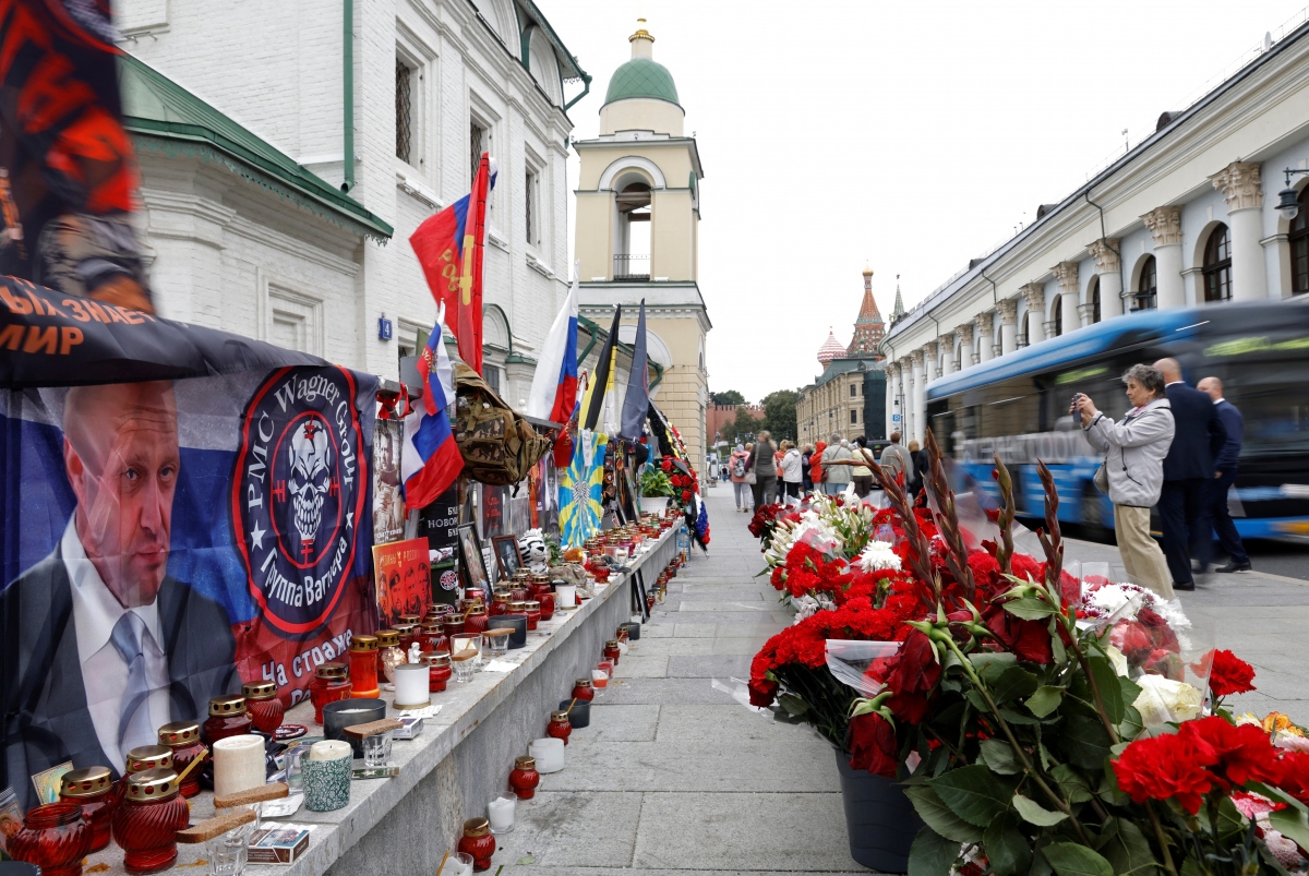 Người dân Nga tưởng niệm ông chủ Wagner tại Moscow (Ảnh: Reuters) 