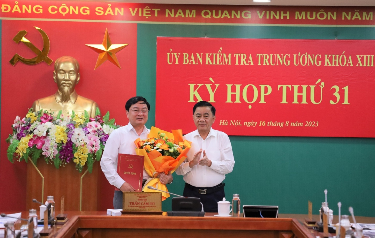  Chủ nhiệm UBKT Trung ương Trần Cẩm Tú trao quyết định và tặng hoa chúc mừng ông Nguyễn Văn Quyết.
