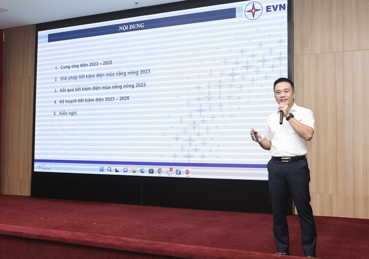 Ông Trần Viết Nguyên, Phó Trưởng ban Kinh doanh EVN trình bày tham luận về tình hình cung cấp điện
trong năm 2023 và các năm tiếp theo