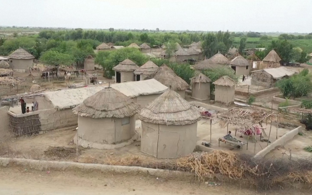 Nhà chống lũ ở Pakistan. Ảnh: Reuters.
