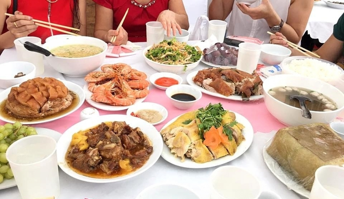 Nhiều người bị đau bụng sau khi dự tiệc cưới (ảnh minh họa)