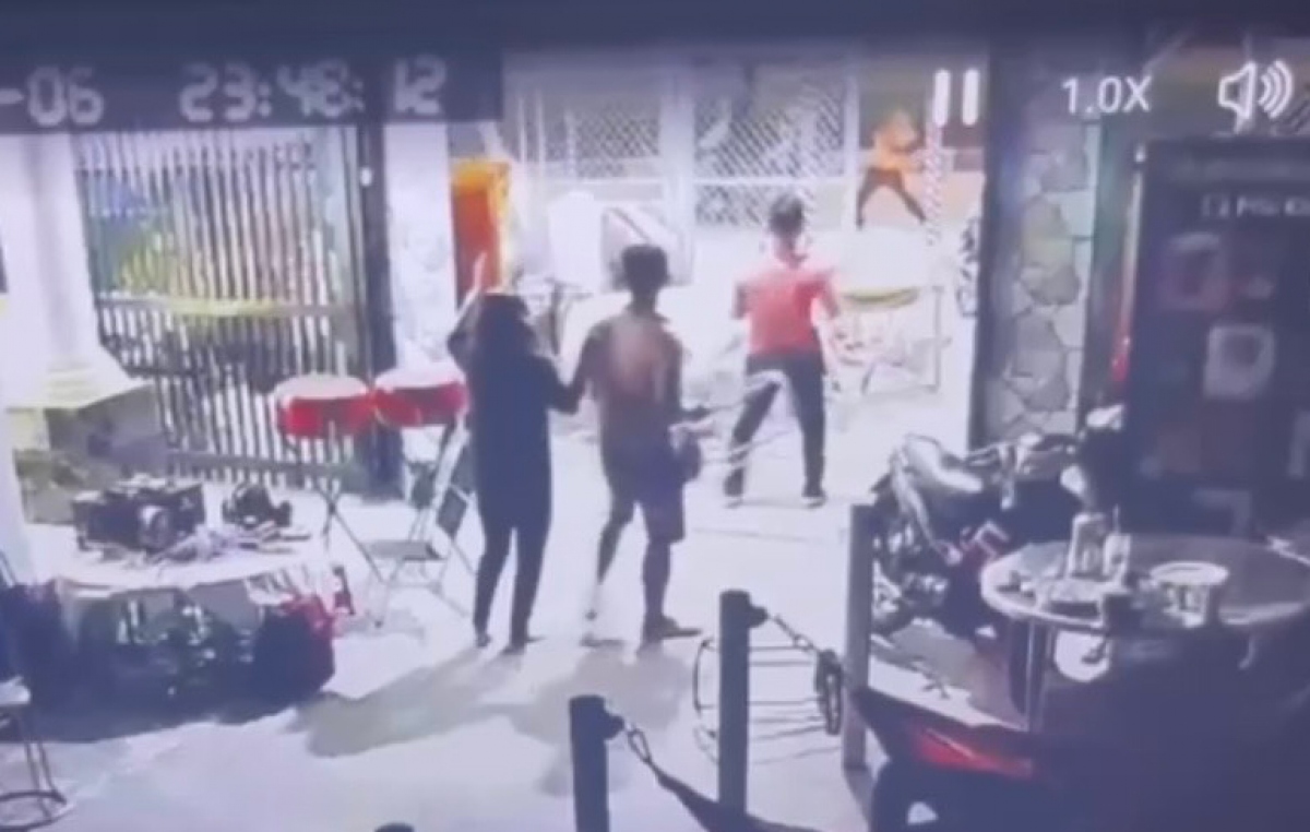 Nhóm của Kỳ tấn công vào đám tang nhà dân (ảnh cắt từ video).