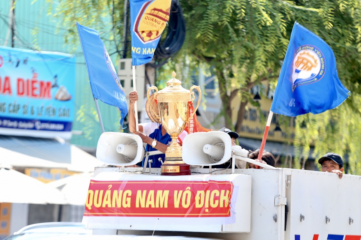 Niềm vui của các động viên khi đội bóng lên ngôi vô địch Giải hạng nhất Quốc gia năm 2023 (ảnh: Thanh Hà/VOV-Miền Trung).