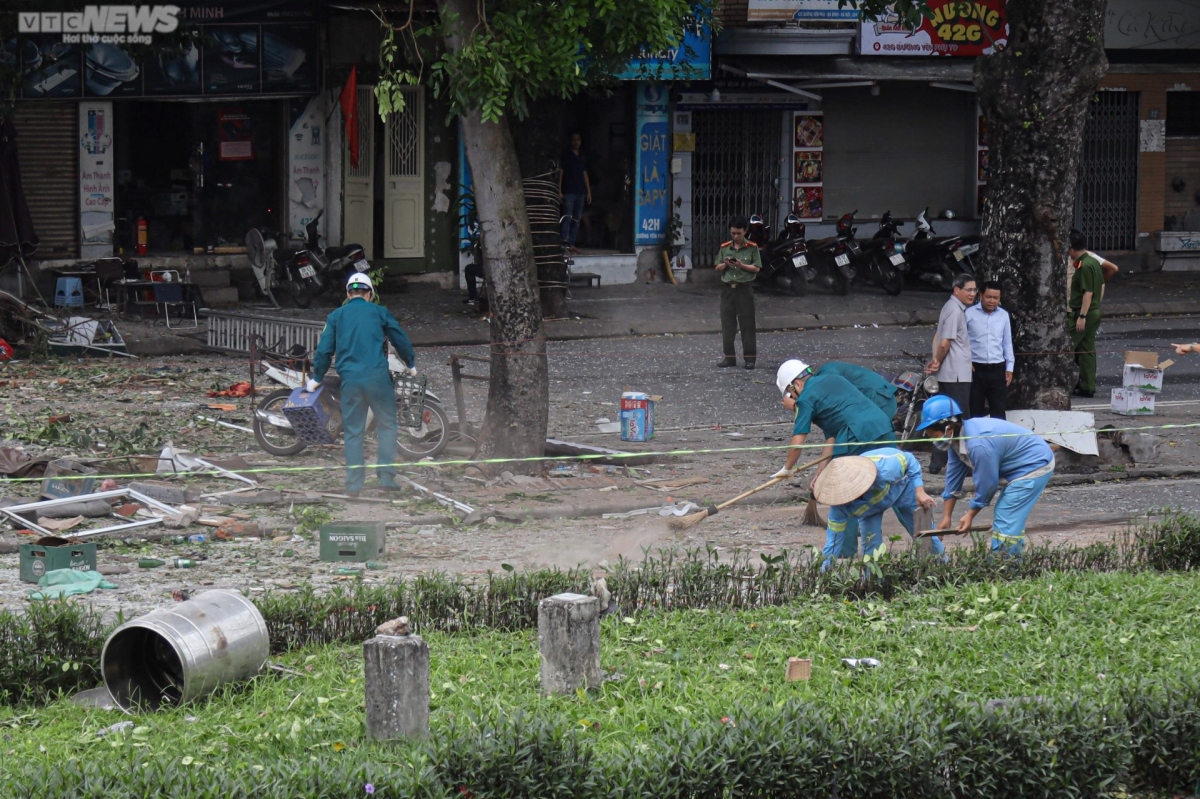 Bên ngoài, đường dây điện chạy qua cũng trũng xuống, cây cối xung quanh gãy đổ.