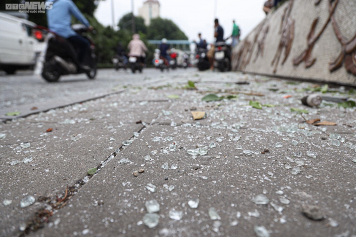Mảnh kính vỡ vương vãi khắp nơi xung quanh hiện trường.