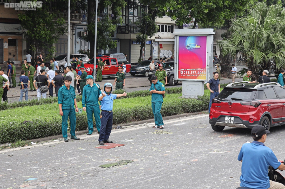Lực lượng chức năng phong toả toàn bộ phố Yên Phụ để phục vụ công tác điều tra.