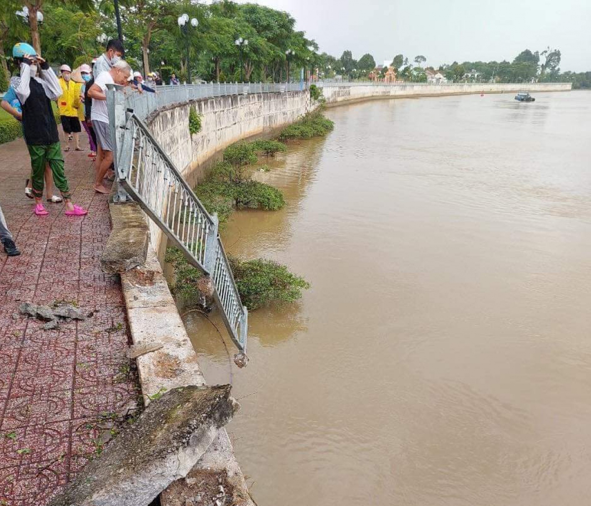 Thanh chắn trên bờ sông bị xe ô tô của người đàn ông tông gãy (ảnh: ĐC)