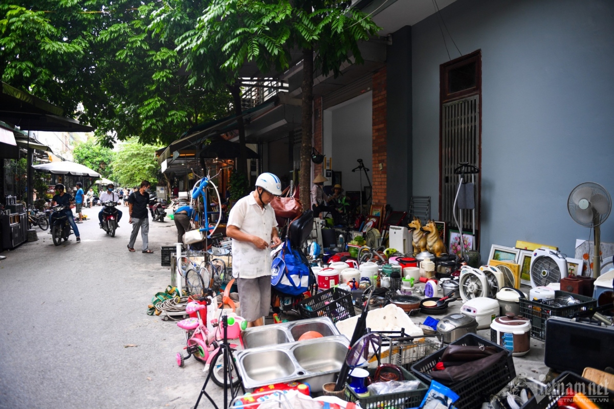 The market specialises in selling all kinds of second-hand goods, especially Japanese household goods which are of high quality.