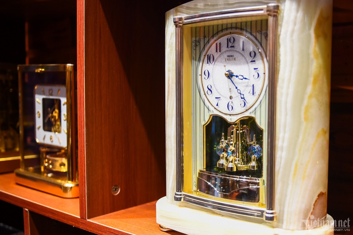 Seiko Emblem clock of Japan is valued at nearly VND10 million.