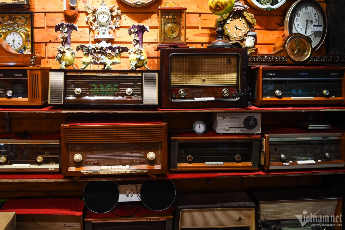 Old radios bearing famous brands such as Simen, Grundig, and Philips are put on sale.