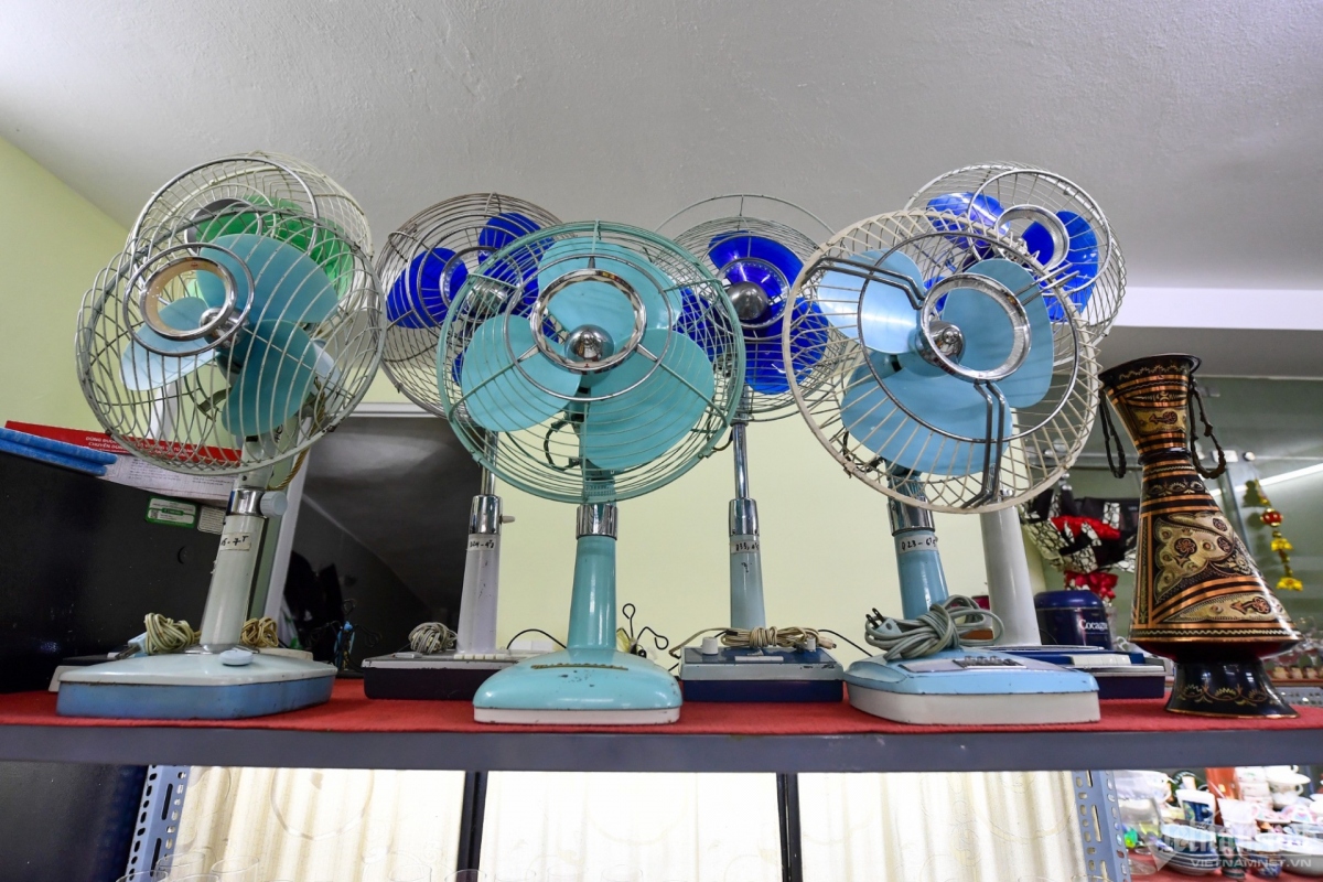 Fans of famous brands such as Toshiba, National, and Sanyo can buy items valued at VND2 million to VND4 million each.