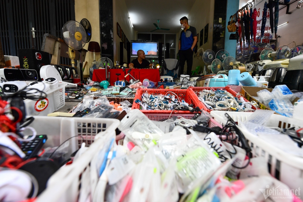 Fans, thermos, and phones from a bygone era are easy to find here, thereby satisfying the passion of customers who love collecting old things.