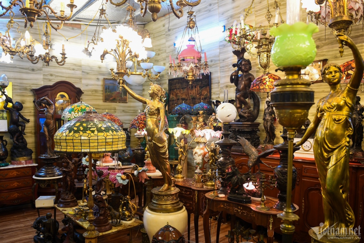 Some businesses sell second-hand goods which were prevalent a few decades ago, with other antique items being imported from European countries such as the Netherlands and Sweden.
