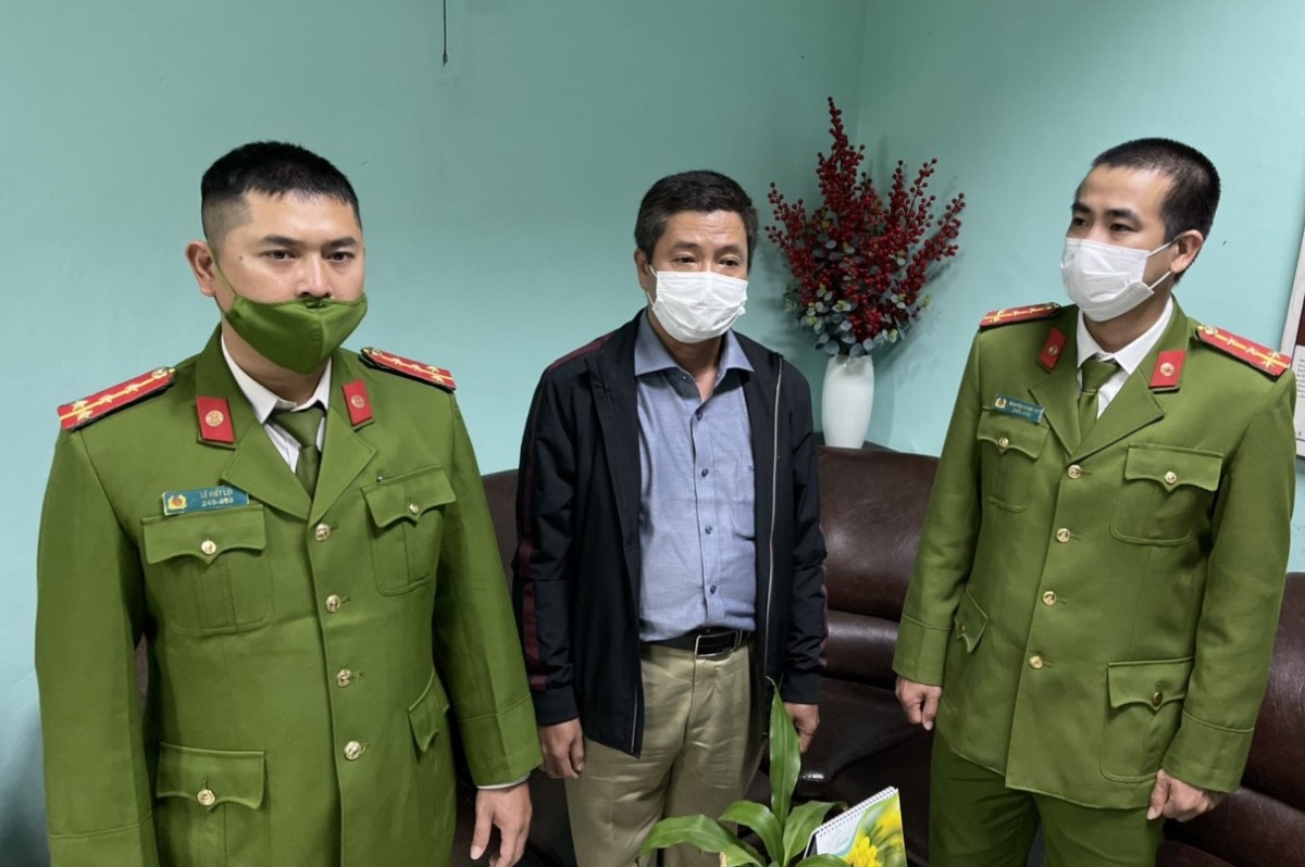 Ông Hoàng Văn Đức (giữa), nguyên Giám đốc CDC Thừa Thiên Huế