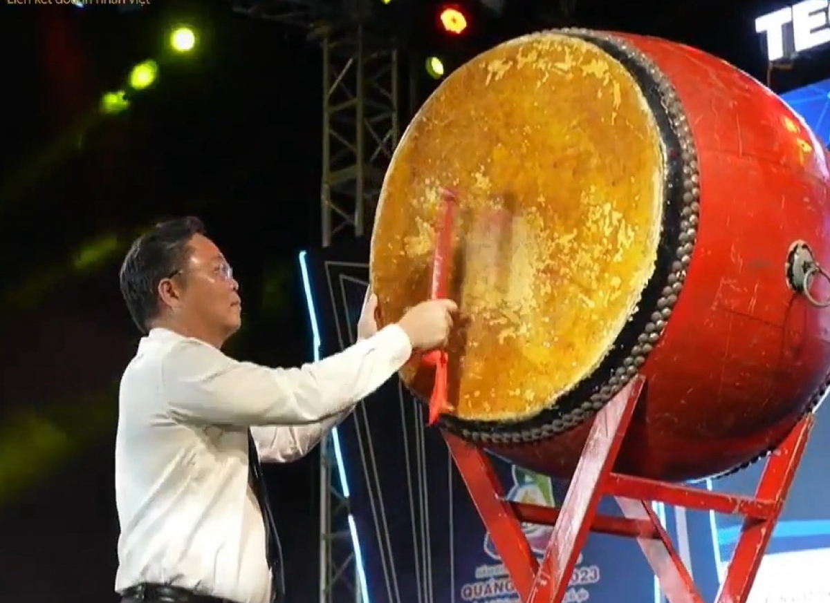 Ông Lê Trí Thanh, Chủ tịch UBND tỉnh Quảng Nam thực hiện nghi thức đánh trống khai mạc ngày hội.