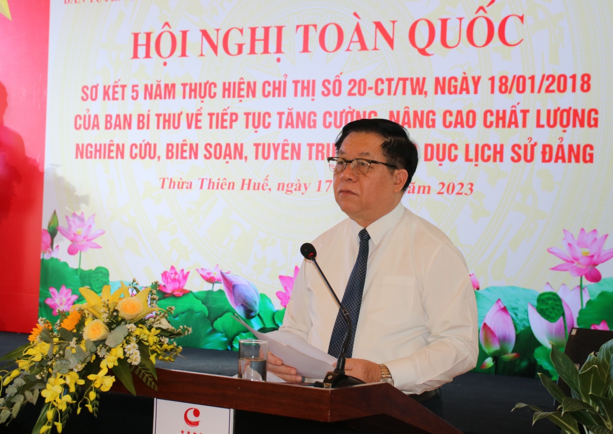 Ông Nguyễn Trọng Nghĩa - Bí thư Trung ương Đảng, Trưởng Ban Tuyên giáo Trung ương phát biểu tại hội nghị