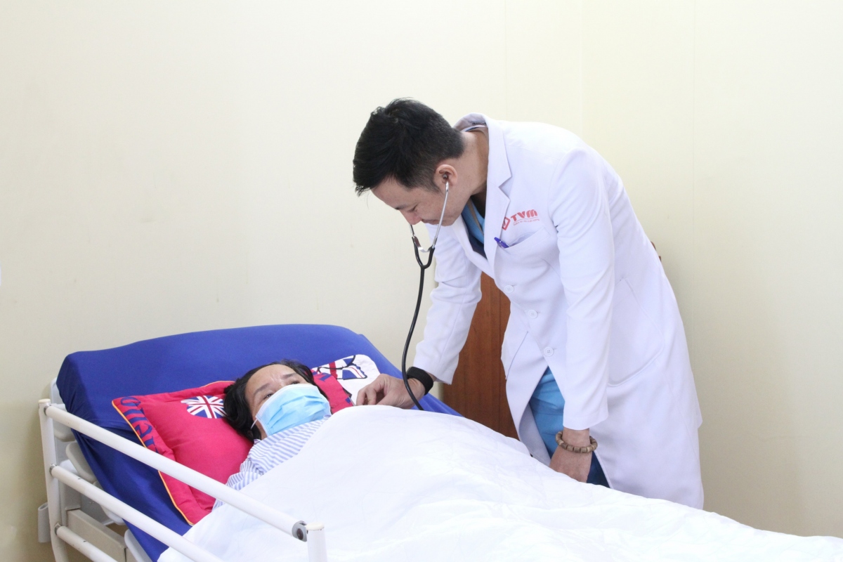 BS.CKI Dương Hải Minh thăm khám cho bệnh nhân.