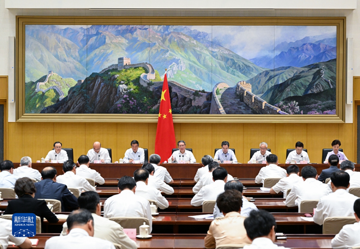 Thủ tướng Trung Quốc Lý Cường chủ trì phiên họp toàn thể lần thứ 2 của Chính phủ ngày 16/8. Ảnh: Tân Hoa xã